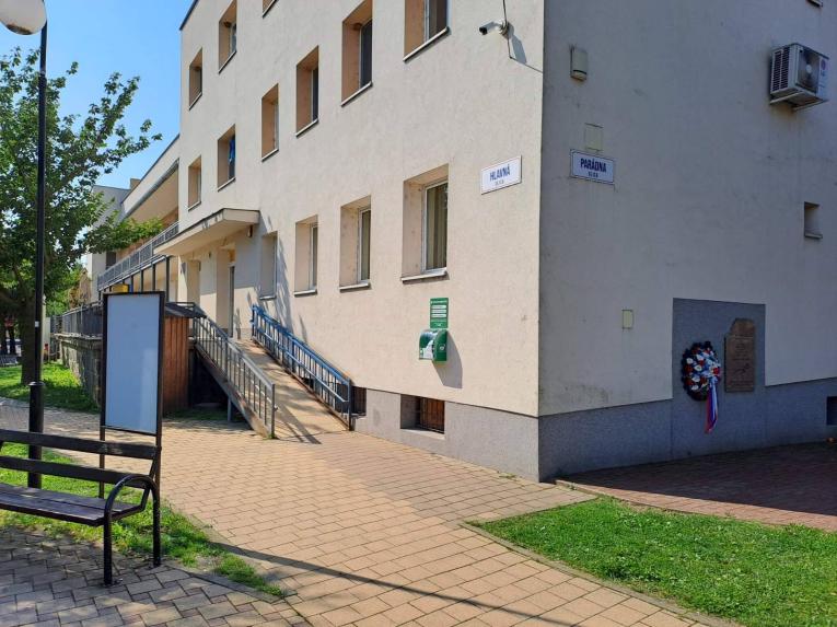 Umiestnenie AED (drfibrilátora) v obci Budimír -  viacúčelová budova, Hlavná 19/11 - pri pošte. 