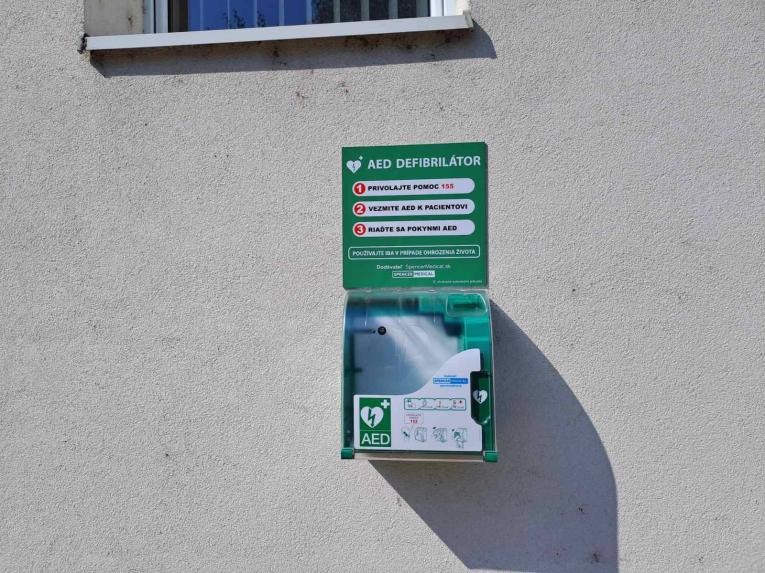 Umiestnenie AED (drfibrilátora) v obci Budimír -  viacúčelová budova, Hlavná 19/11 - pri pošte. 